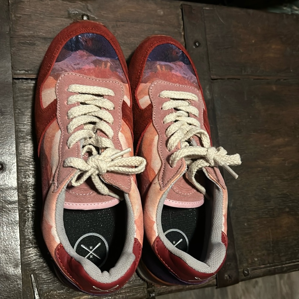 Woman’s Inkkas Andes jogger, size 9